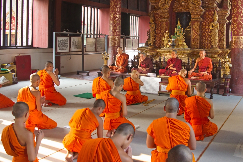 Monks_in_Wat_Phra_Singh_-_Chiang_Mai